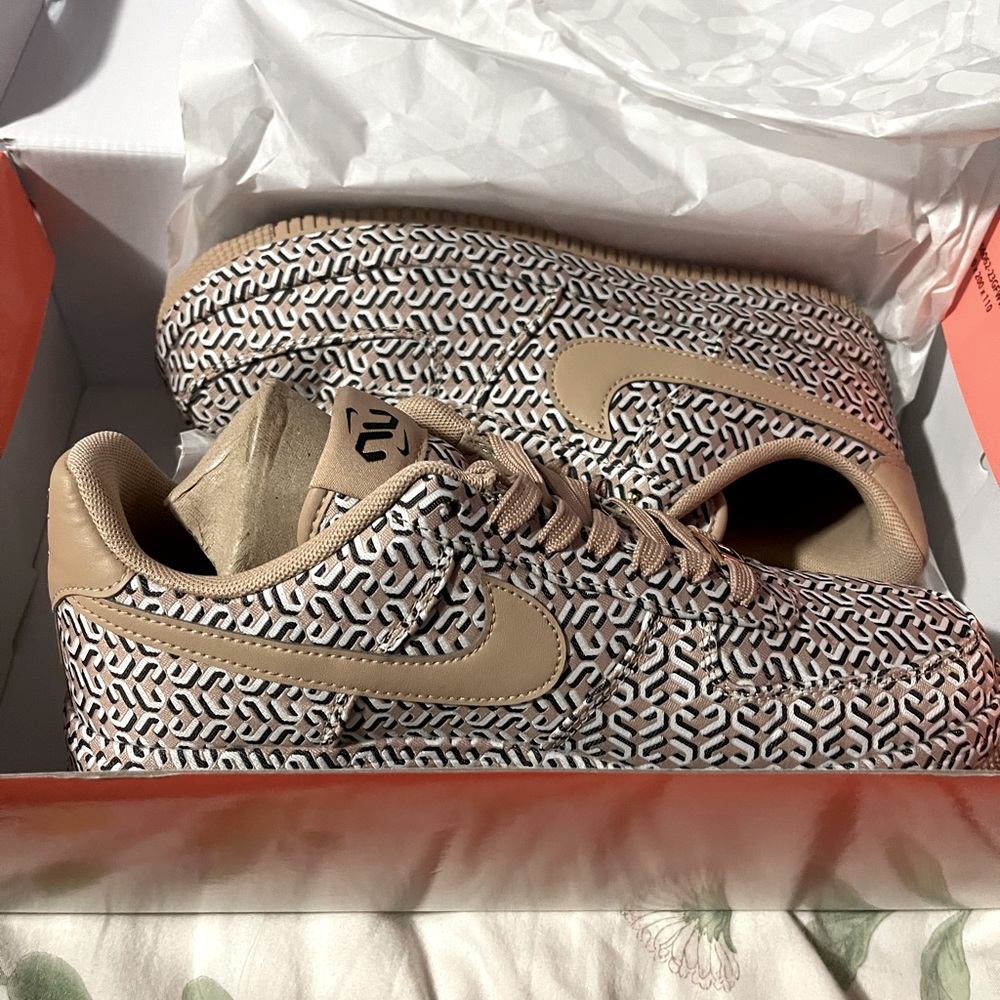 Air Force 1 size 7 women's new